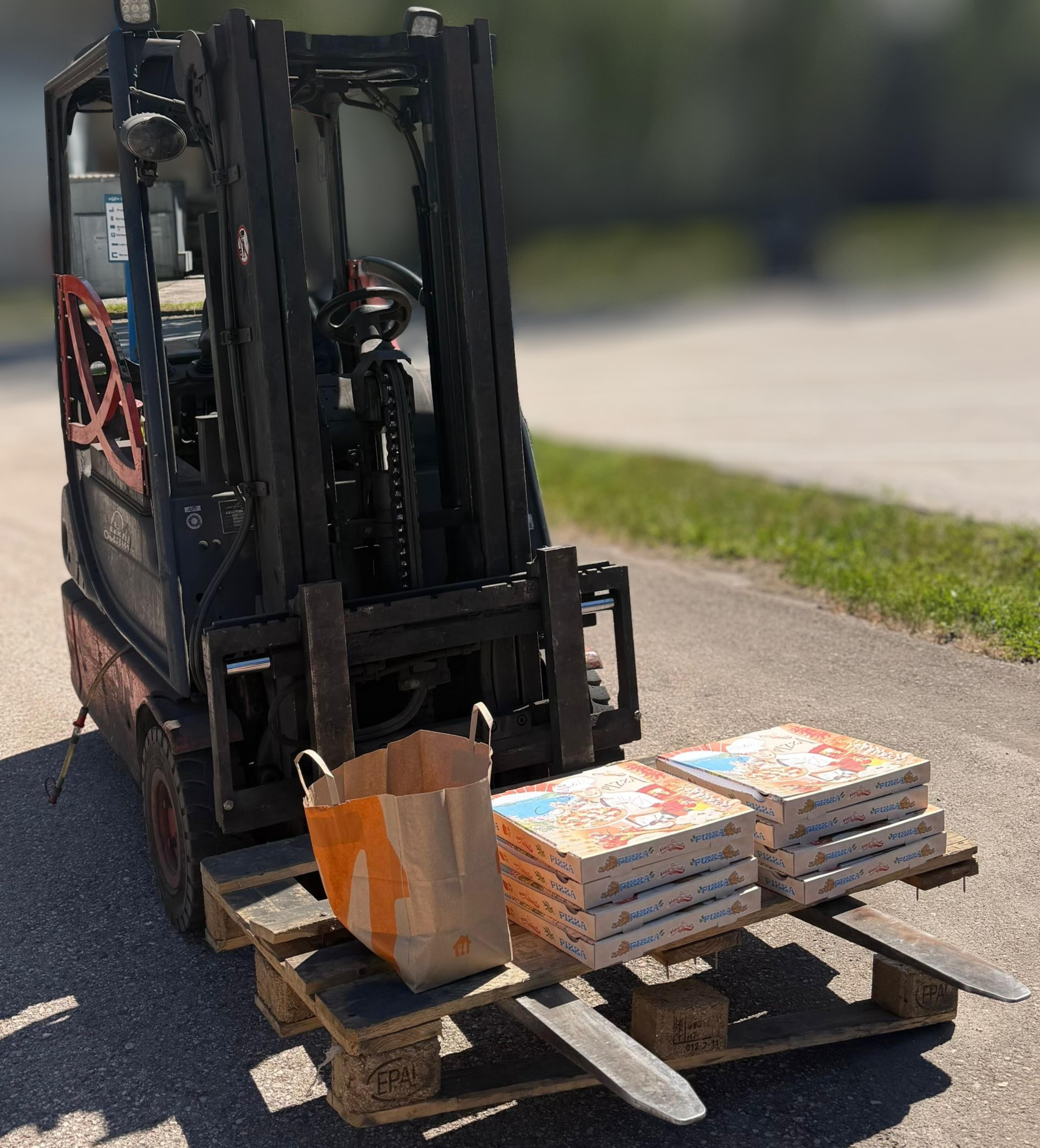 Stapler mit Pizza und Essen auf den Gabeln — Firmenaktion El Menshawi